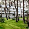 Edificio bianco tra alberi su un prato verde.