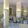 Sala da pranzo con tavoli apparecchiati.