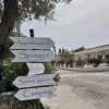 Cartelli direzionali verso appartamenti, spiaggia e camping.