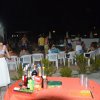 Festa notturna all'aperto con sedie e tavolo da buffet.