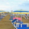 Spiaggia con ombrelloni blu e gialli.