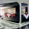Moderno bancone di un bar con decorazioni geometriche.