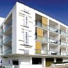 Facciata di un hotel moderno, bianco con balconi.