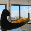 Interno con finestroni e decorazione a barca.