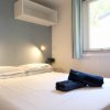 Camera con letto matrimoniale e finestra.