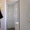 Bagno con doccia e portasciugamani blu.