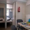 Tavolo apparecchiato con porta aperta verso la camera da letto.