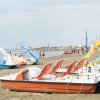 Spiaggia con pedalò colorati sulla sabbia.