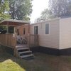 Una casa mobile con veranda su un prato.