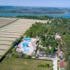Veduta aerea di un campeggio con piscina e campi.