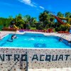 Una piscina con scivolo rosso e giallo.