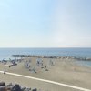 Spiaggia con ombrelloni e mare calmo.