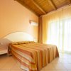 Camera da letto con pareti arancioni e letto matrimoniale.