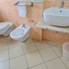 Bagno con lavabo, bidet e servizi igienici.