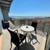 Balcone con sedie e tavolo vista mare.