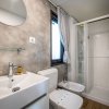Bagno moderno con doccia, lavabo e bidet.