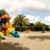 Un parco giochi con scivoli colorati e sabbia.