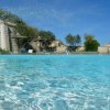 Una piscina all'aperto con spruzzi d'acqua.