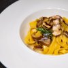 Tagliatelle con funghi porcini e rosmarino.