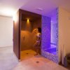 Donna in doccia a mosaico con luce blu.