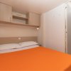 Camera da letto con letto matrimoniale e arredi semplici.