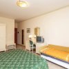 Stanza con letto matrimoniale e divano letto.