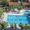 Una piscina con la scritta
