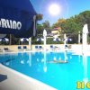 Piscina all'aperto con ombrelloni blu.