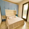 Camera da letto con armadio azzurro e porta finestra.