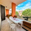 Balcone con tavolo e sedie di plastica.