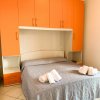 Camera da letto con armadio arancione.