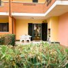 Terrazza con tavolo e sedie, vista giardino.