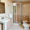 Bagno con doccia, lavandino e WC.