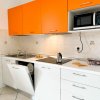 Cucina moderna con mobili arancioni.