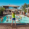 Lezione di aquagym in piscina.