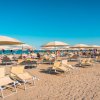 Spiaggia con lettini e ombrelloni.