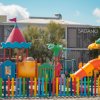 Parco giochi per bambini con scivoli colorati.
