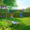 Giardino con sdraio, biciclette e cespugli.
