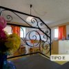 Interno con fiori, tavolo e finestre arancioni.