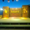 Un palco illuminato con il nome 