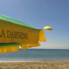 Ombrellone verde e giallo con scritta 