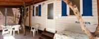 Casa mobile con veranda e tavolo esterno.
