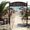 Un ingresso su una spiaggia con cartello 
