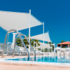 Dettaglio di una piscina con teli ombreggianti.