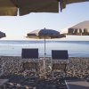 Ombrelloni e lettini su una spiaggia al tramonto.
