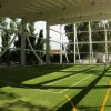 Campo sportivo coperto con erba artificiale.