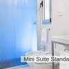 Bagno moderno con doccia a vetro satinato, lavabo bianco e bidet.