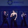 Tre persone in abiti neri ballano su un palco al Sira Resort.