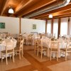 Sala ristorante elegante con tavoli rotondi apparecchiati.