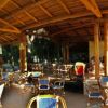 Sala all'aperto con tavoli e sedie in vimini.